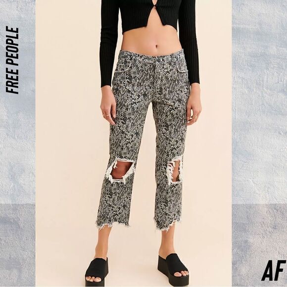 FREE PEOPLE MAGGIE MID RISE SNAKESKIN PRINTED JEANS NWT SIZE 25 DISTRESSED - Picture 1 of 7